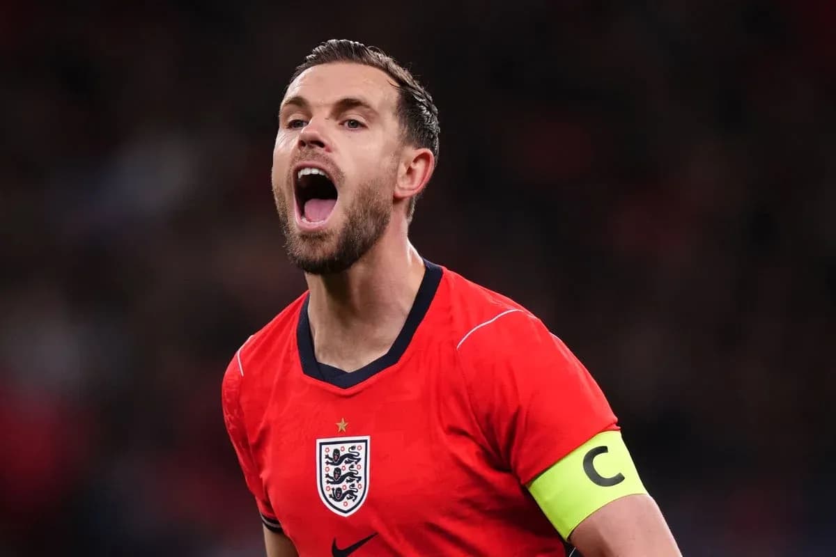 Jugador de Inglaterra gritando en uniforme rojo
