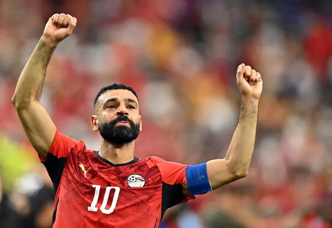 Jugador de Egipto levantando el puño en celebración
