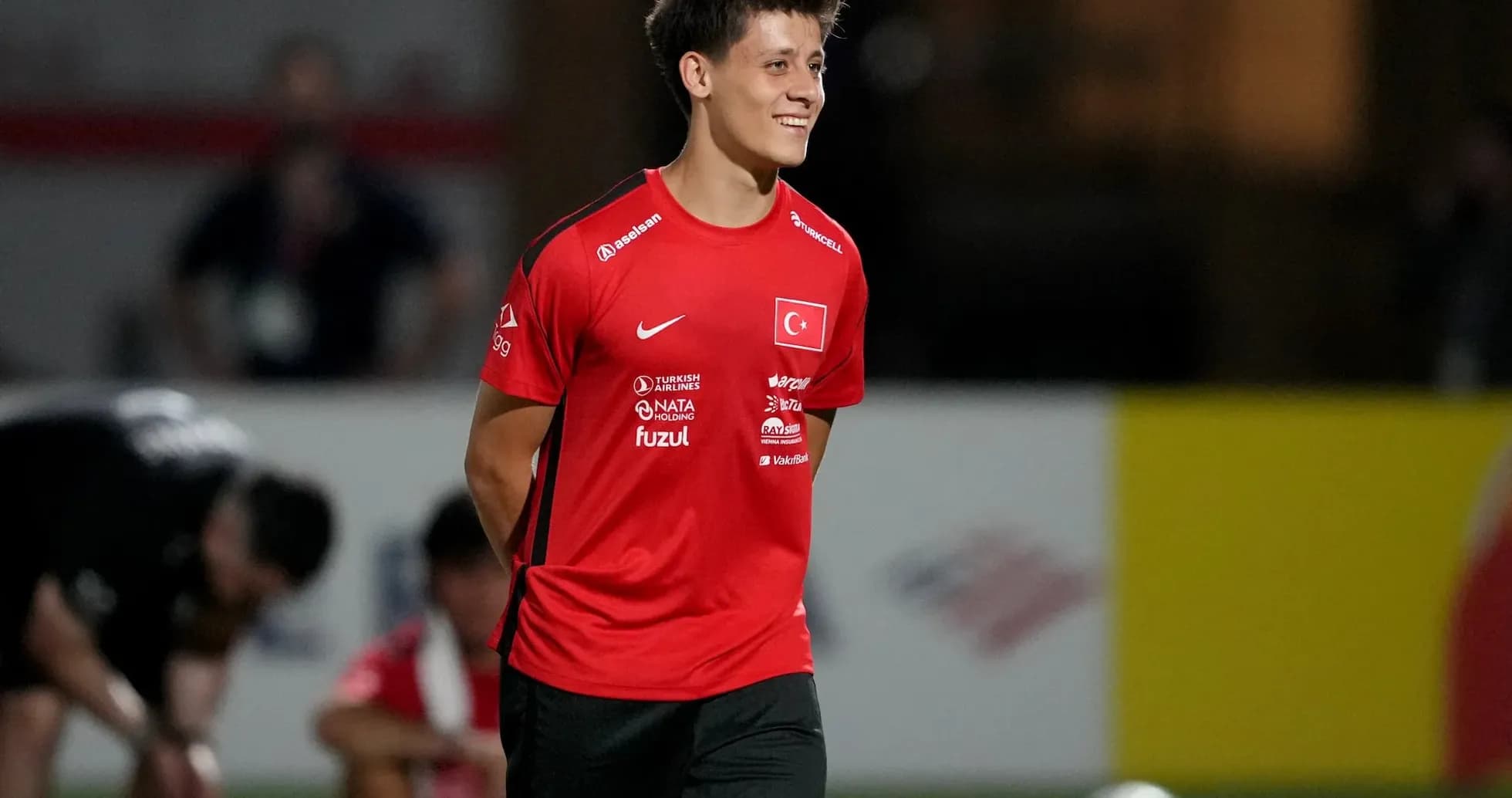 Jugador de Türkiye sonriendo durante el entrenamiento