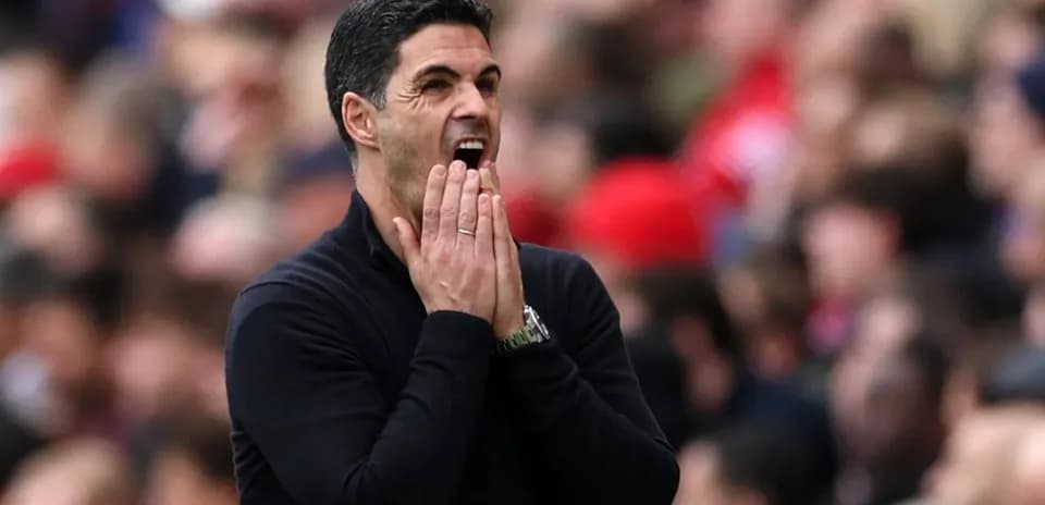 Entrenador reaccionando durante un partido en el estadio
