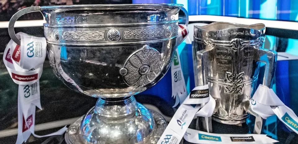 Trofeos de GAA en mesa de exhibición