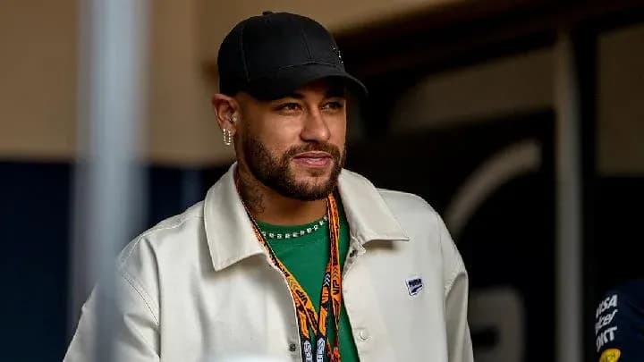 Neymar vistiendo una chaqueta blanca y gorra negra