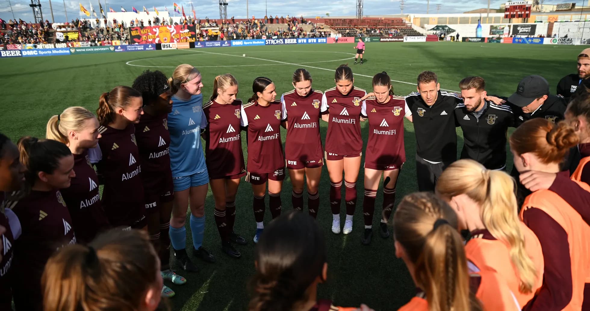 Jugadoras de Detroit City en círculo durante el partido