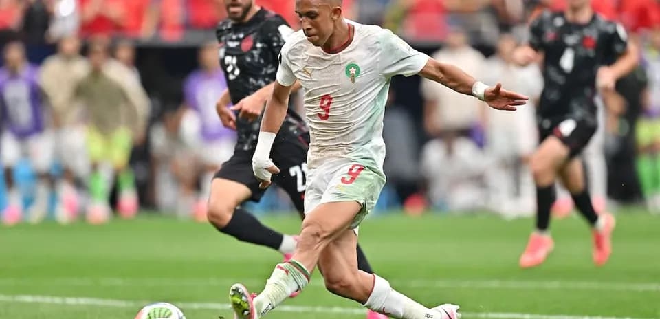 Jugador de Marruecos disparando en el partido