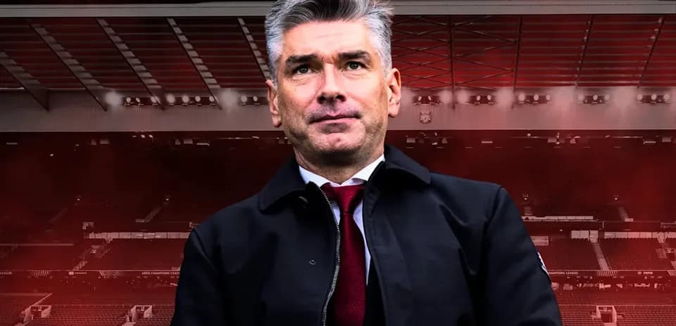 Entrenador posando frente al estadio vacío