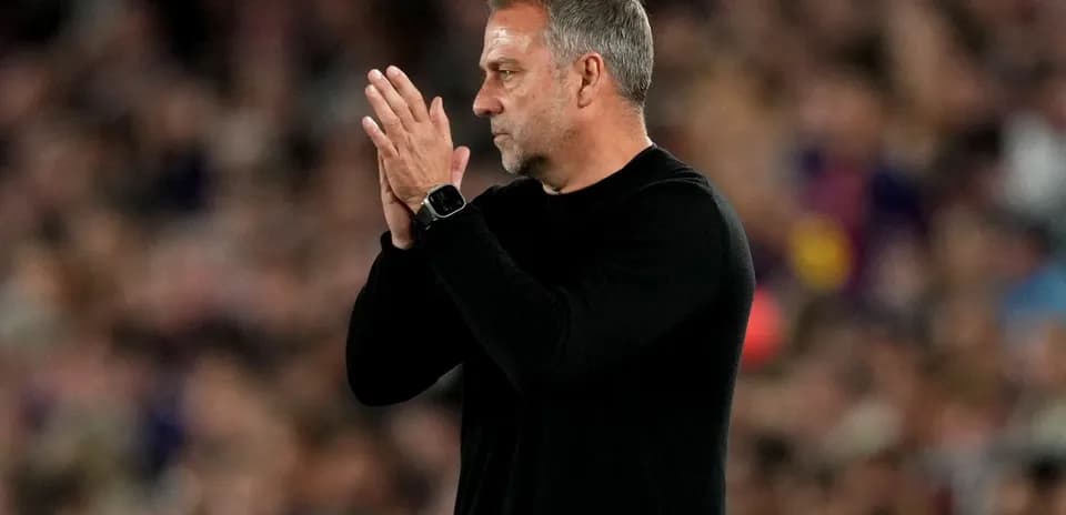 Entrenador aplaudiendo durante un partido de fútbol