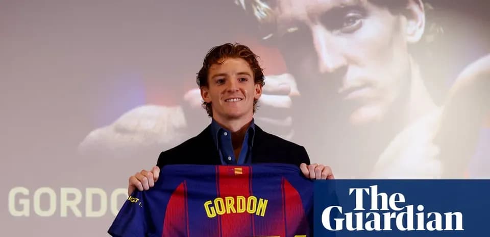 Jugador presenta camiseta del FC Barcelona en evento