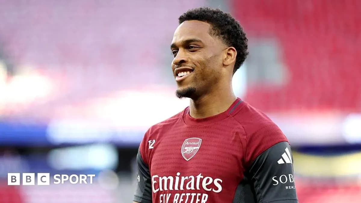 Jugador de Arsenal sonriendo en el campo