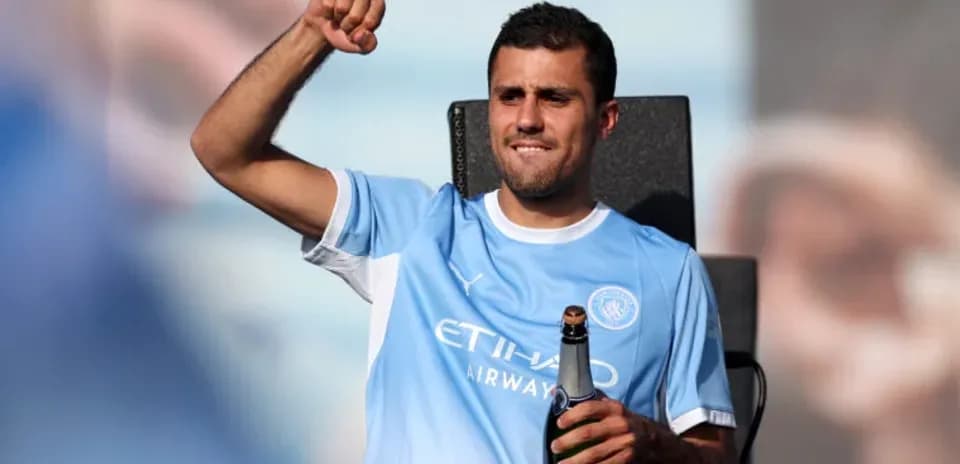 Jugador celebrando con botella de champagne en evento