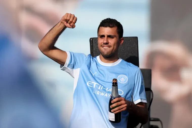 Jugador celebrando con botella de champagne en evento
