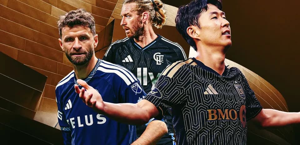Tres jugadores de fútbol en camisetas de equipo