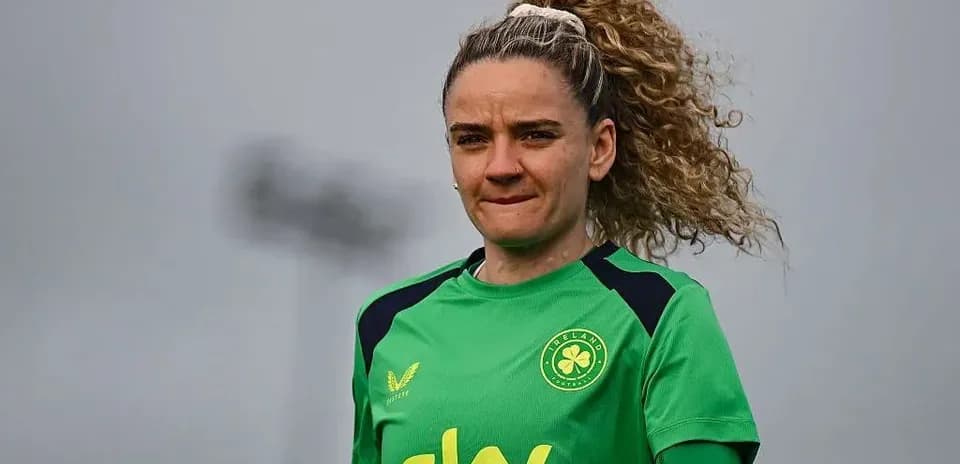 Portera con camiseta verde de entrenamiento en el campo