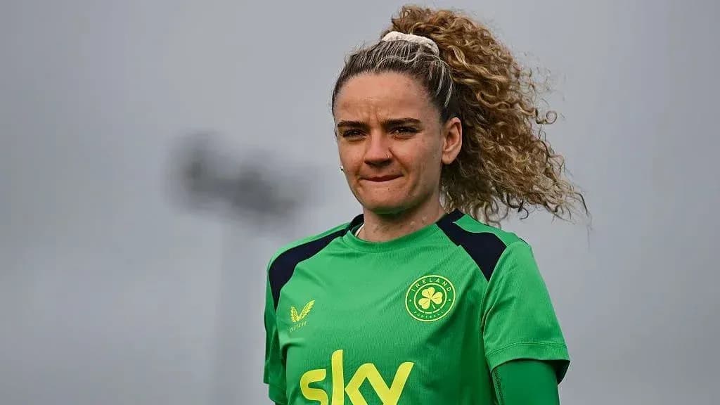Portera con camiseta verde de entrenamiento en el campo