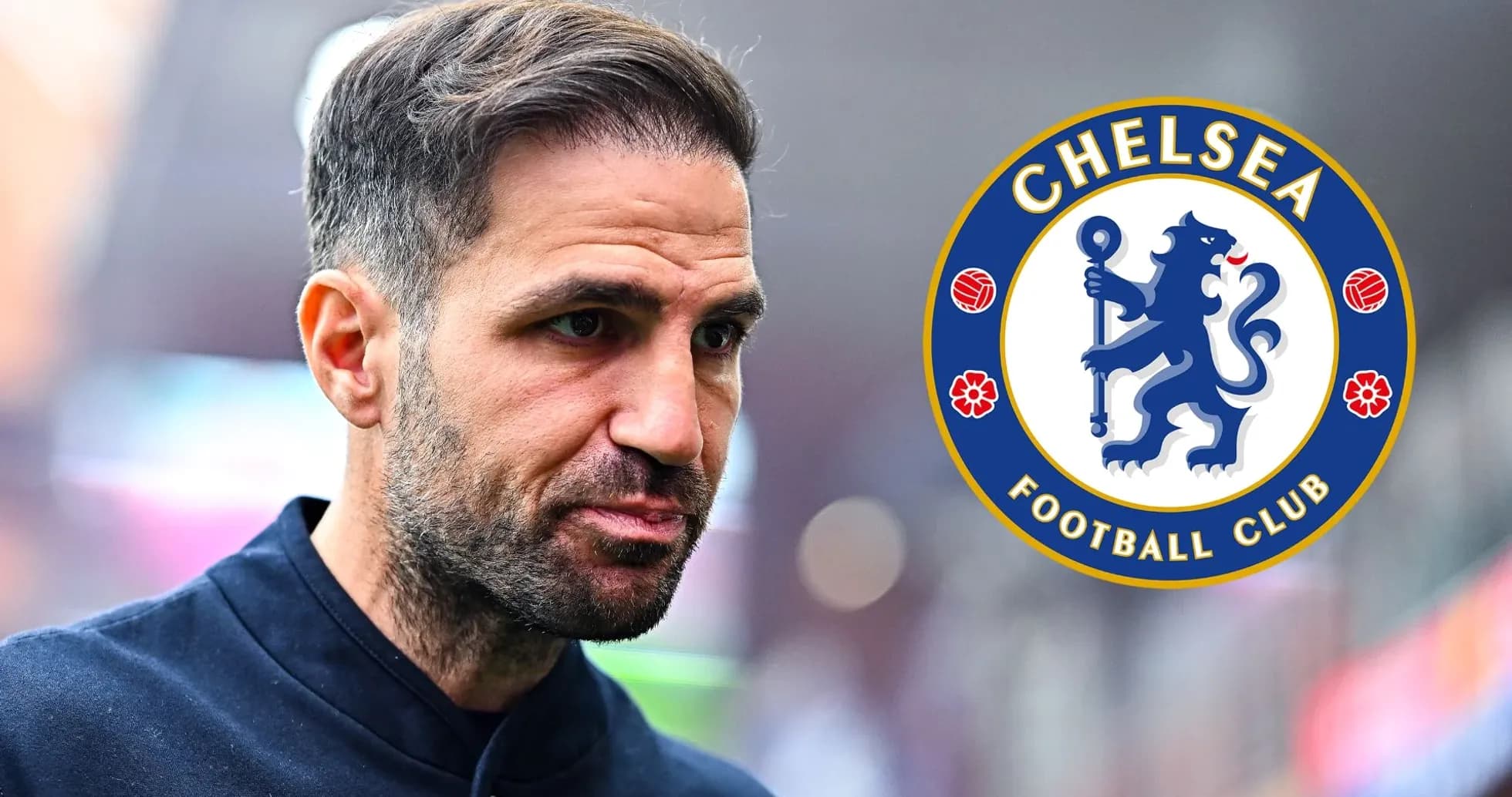 Jugador de Chelsea caminando con el escudo del club