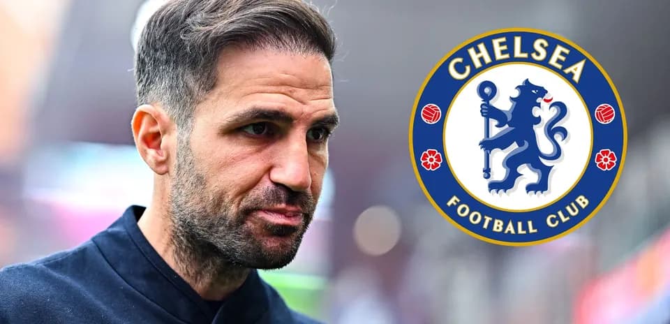 Jugador de Chelsea caminando con el escudo del club