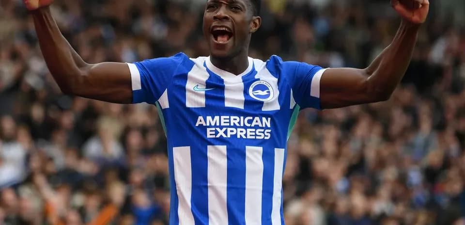 Jugador de Brighton celebrando con los brazos en alto