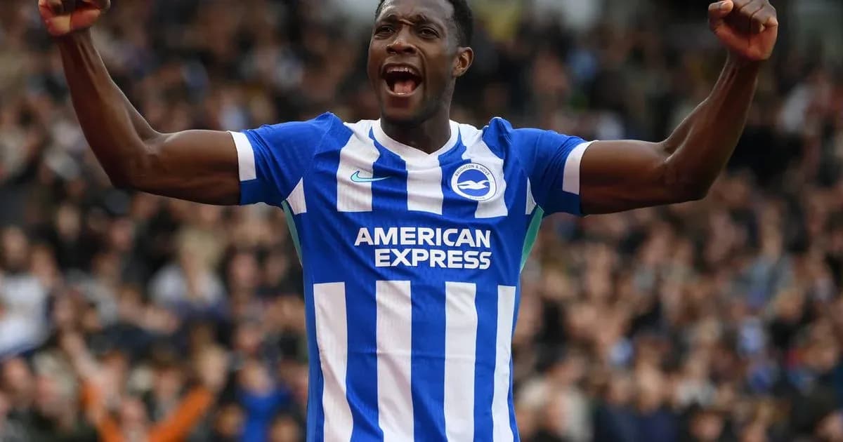 Jugador de Brighton celebrando con los brazos en alto