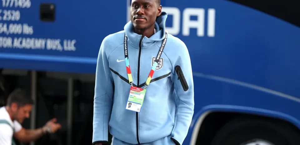 Jugador entrando al autobús del equipo con uniforme
