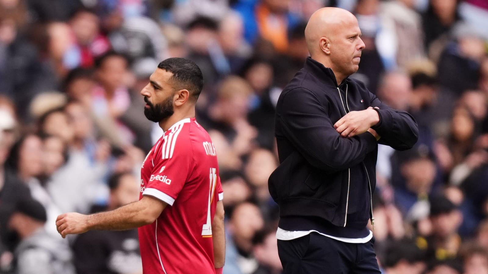 Jugador y entrenador en la línea de banda durante el partido
