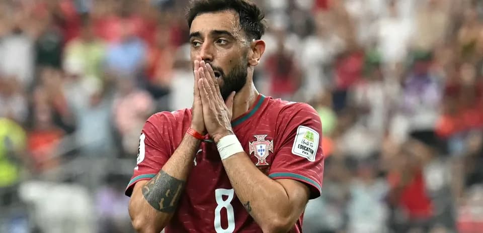 Jugador de Portugal con manos en la cara durante el partido