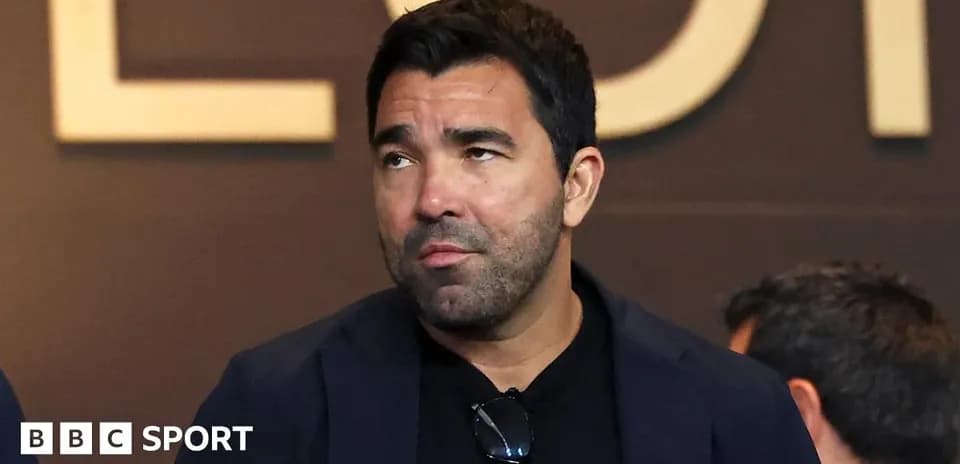 Hombre con chaqueta oscura en evento deportivo