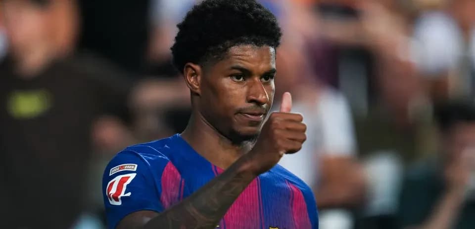 Jugador de Barcelona mostrando un pulgar arriba