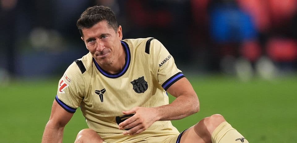 Jugador sentado en el césped tras una jugada