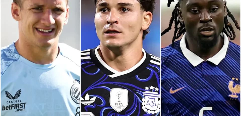 Tres futbolistas posando en diferentes camisetas de selecciones