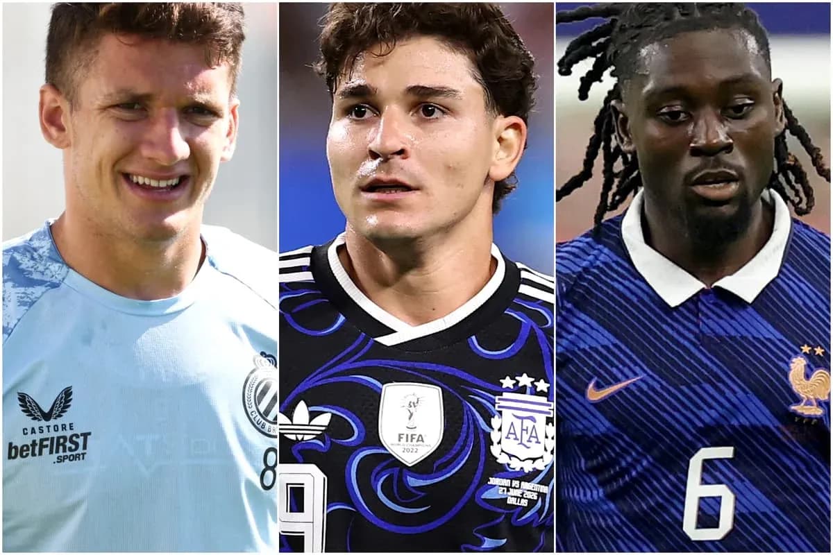 Tres futbolistas posando en diferentes camisetas de selecciones