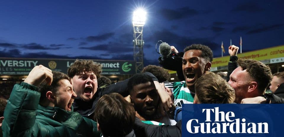 Jugadores celebrando en el campo tras el partido