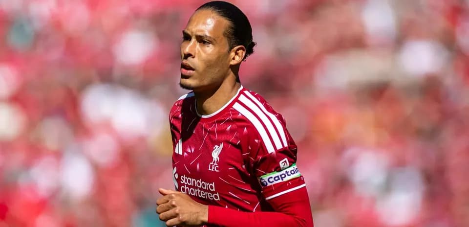Jugador de Liverpool en uniforme rojo durante partido