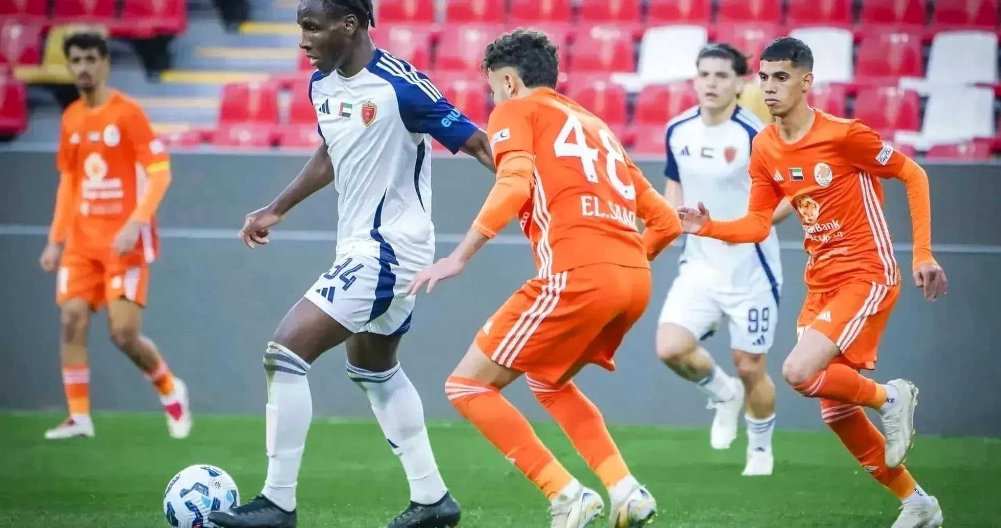 Jugadores compitiendo en el partido Al Nasr U23 vs Ajman U23
