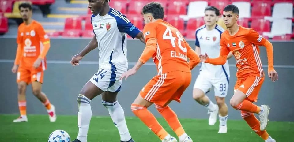 Jugadores compitiendo en el partido Al Nasr U23 vs Ajman U23