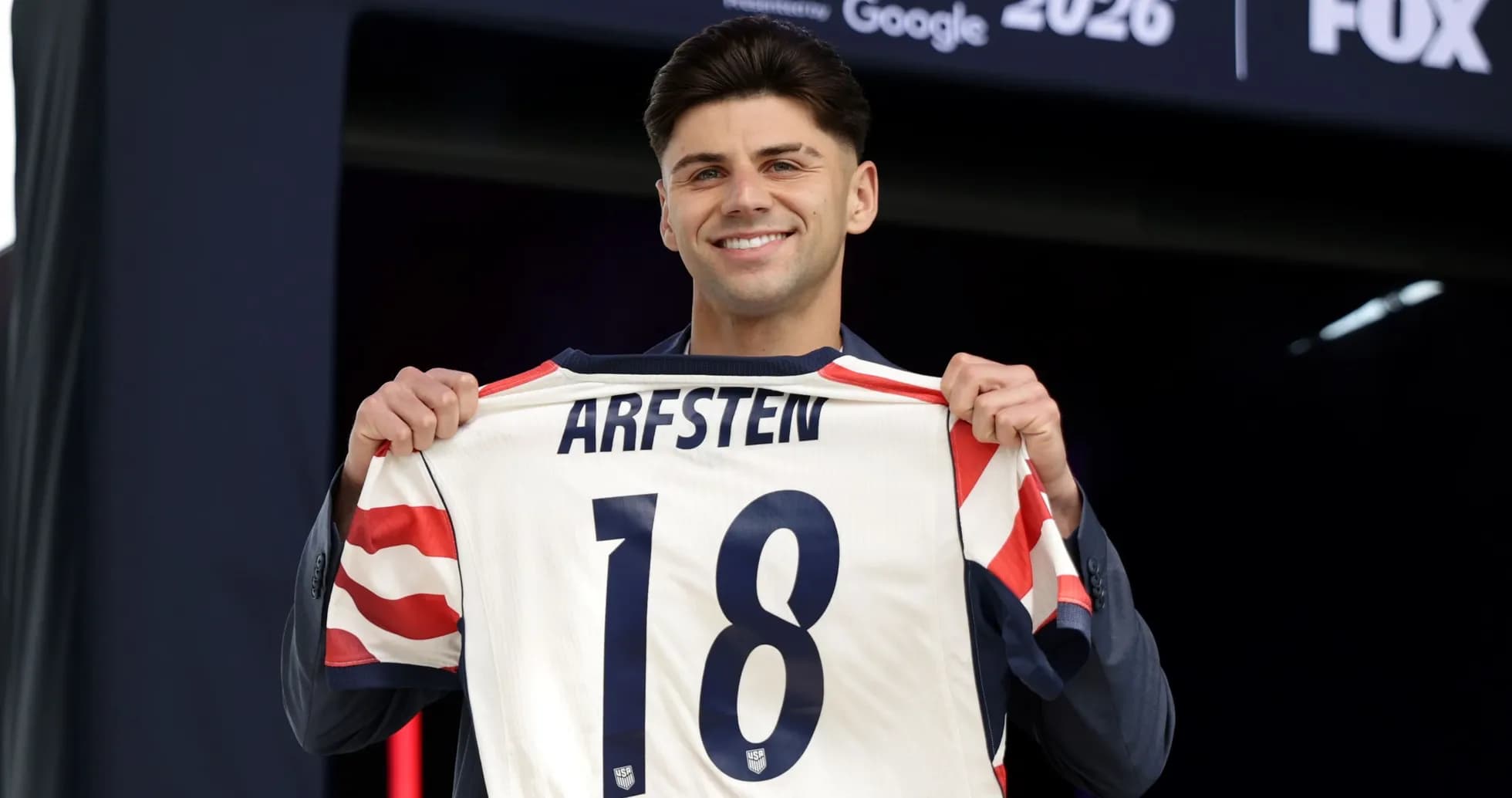 Jugador mostrando camiseta con el nombre Arfsten y número 18
