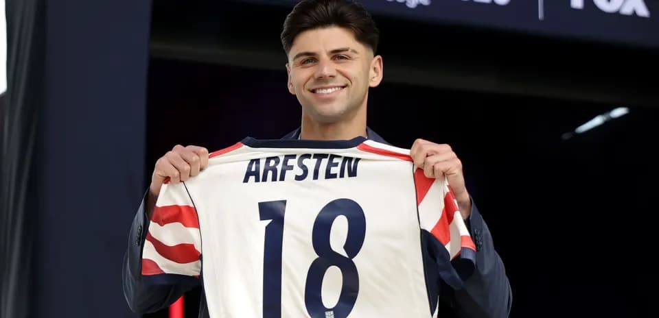 Jugador mostrando camiseta con el nombre Arfsten y número 18