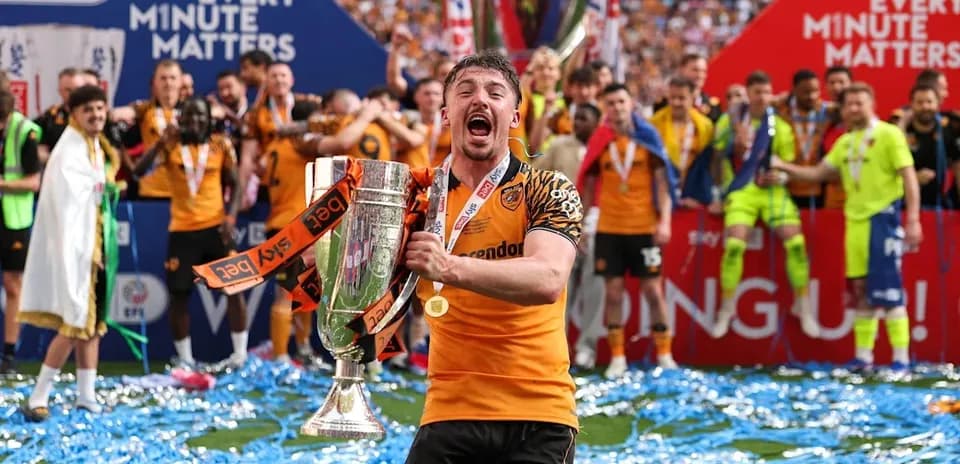 Jugador celebra con trofeo en el campo