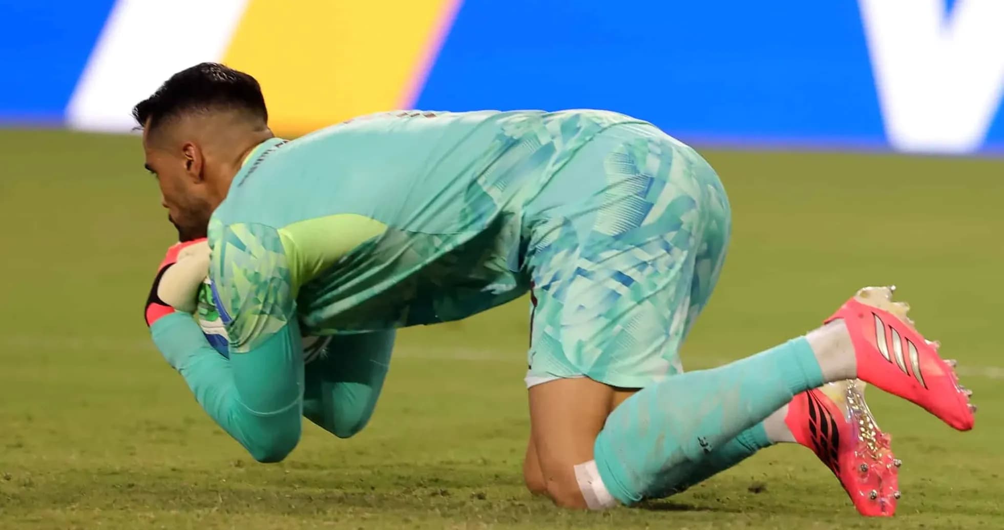 Portero atrapando el balón durante el partido