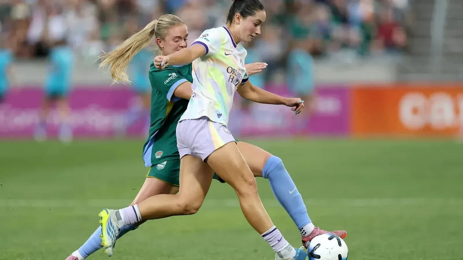 Jugadora de Orlando Pride driblando a oponente