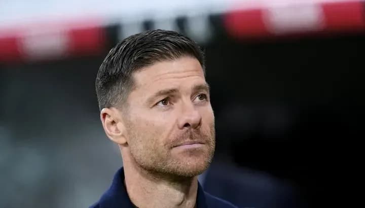Entrenador observando el partido desde la línea