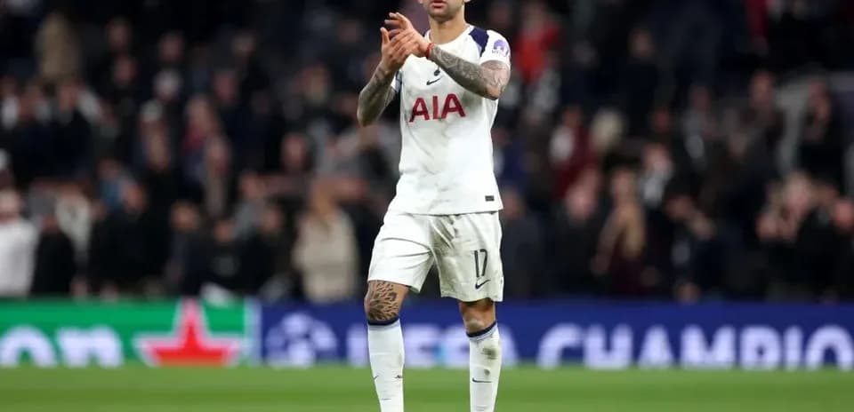 Jugador aplaudiendo en el campo tras el partido
