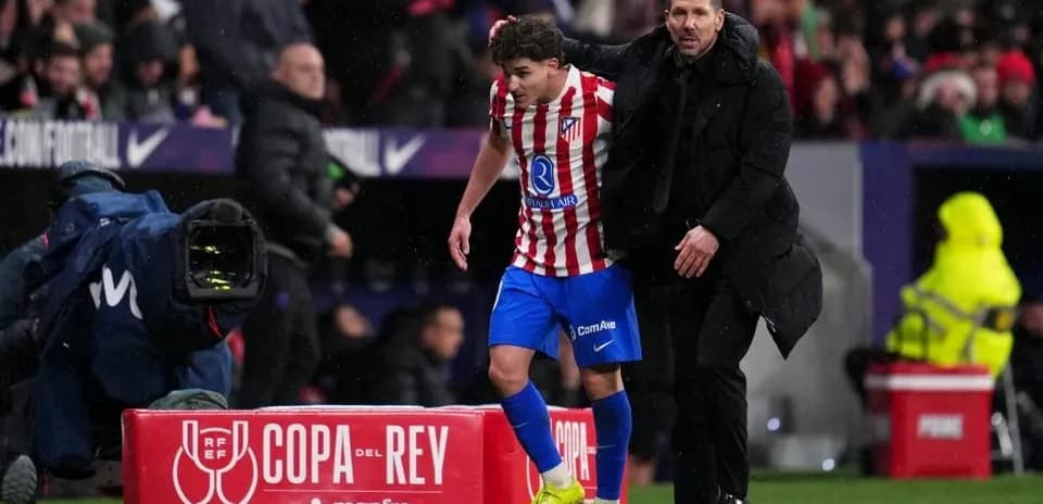 Jugador de Atlético de Madrid siendo sustituido por el entrenador