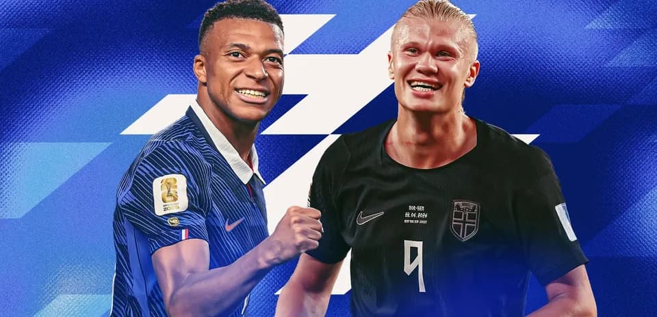 Kylian Mbappé y Erling Haaland sonriendo en fondo azul