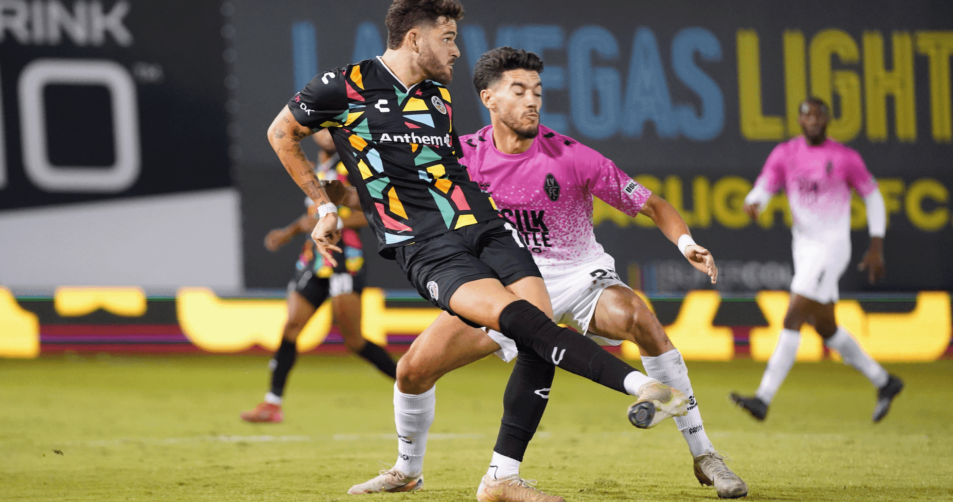 Jugadores compitiendo por el balón en el partido