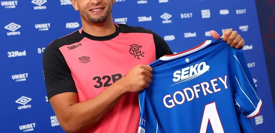 Jugador presenta camiseta de Rangers con nombre Godfrey