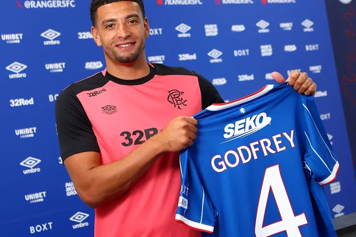 Jugador presenta camiseta de Rangers con nombre Godfrey