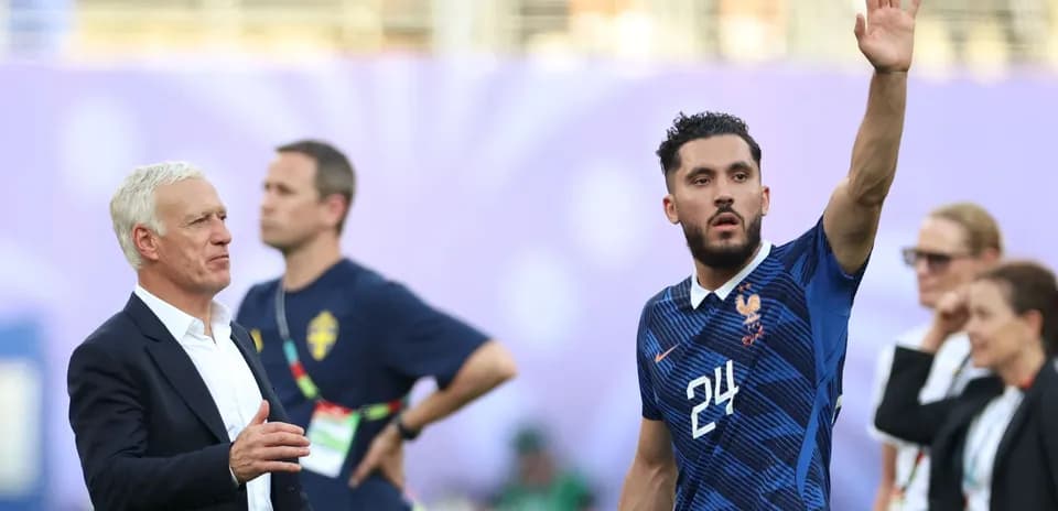 Jugador de Francia saludando desde el campo