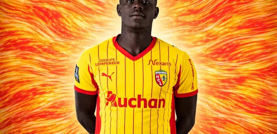 Jugador posando con camiseta amarilla y roja