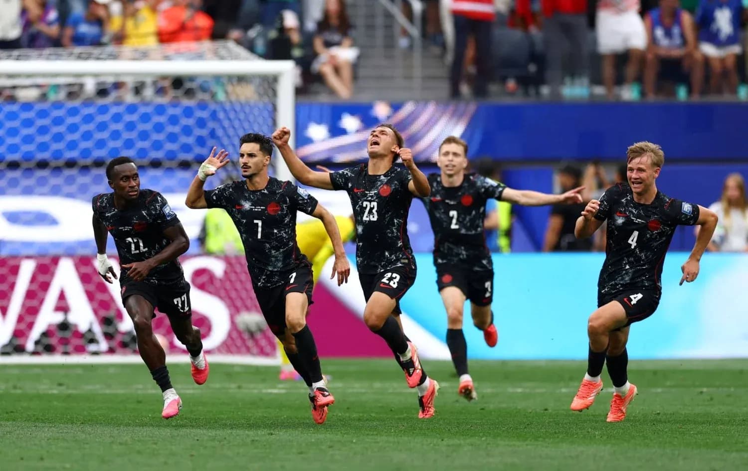 Jugadores celebrando un gol durante el partido