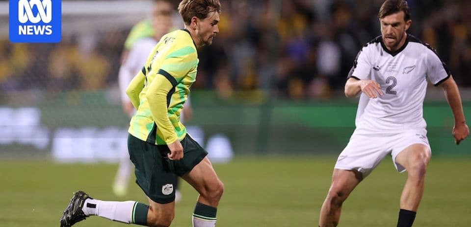 Jugador australiano driblando frente a oponente neozelandés