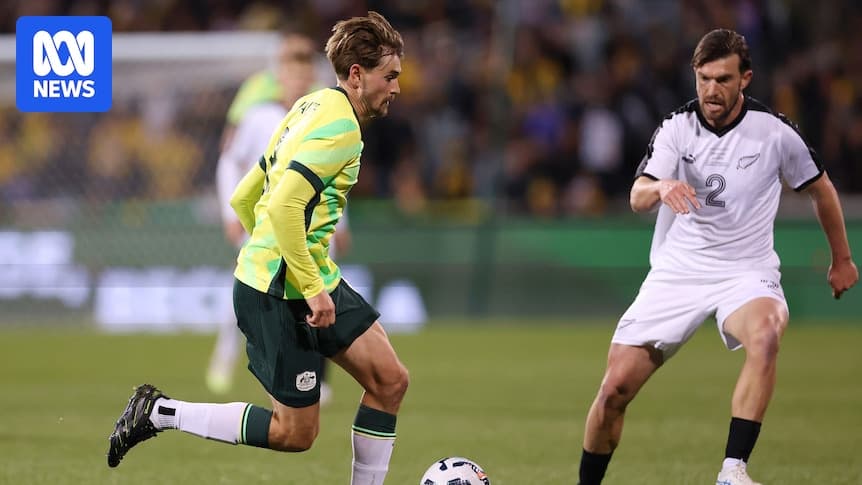 Jugador australiano driblando frente a oponente neozelandés